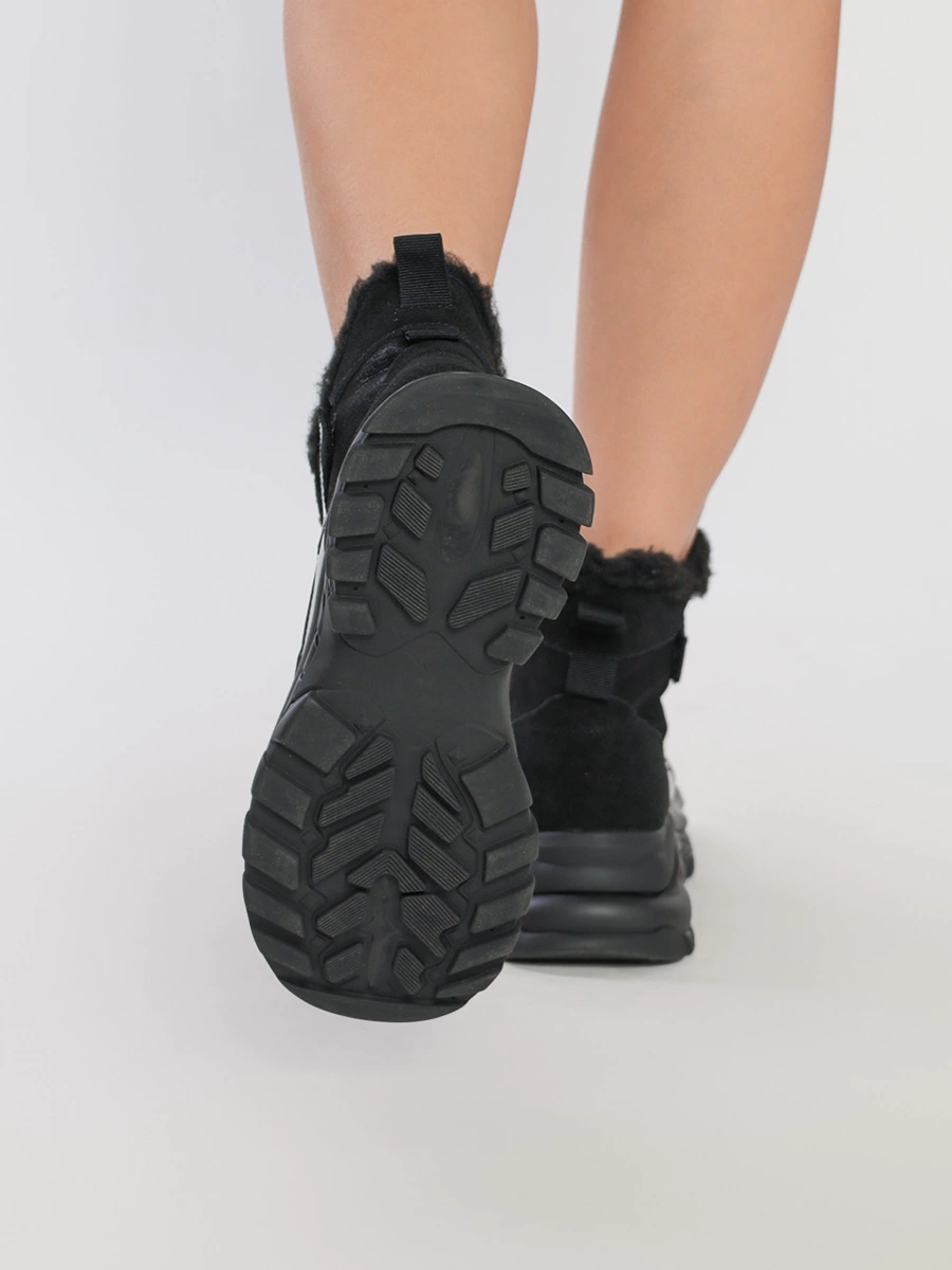 Ботинки черного цвета со шнуровкой на липучке